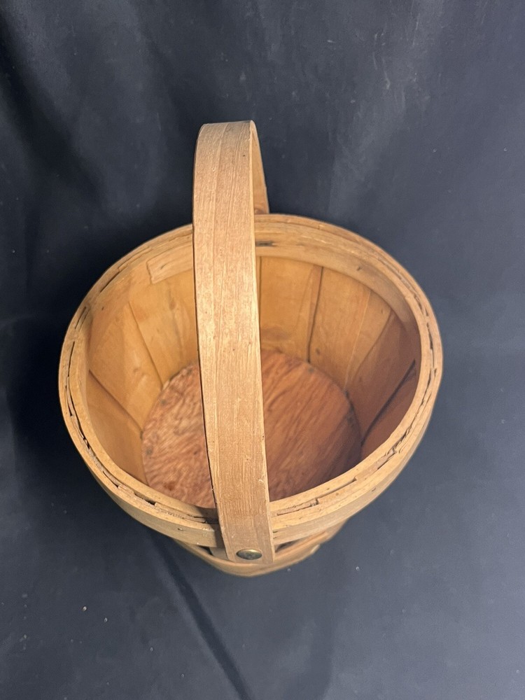 VINTAGE WICKER BASKET WITH HANDLE 7”