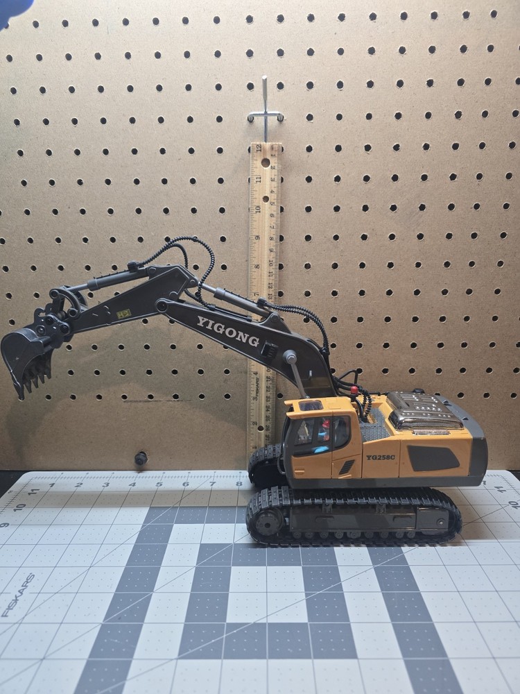 Remote Control Truck 1:20 11CH RC Excavator Construction Missing Remote UNTESTED