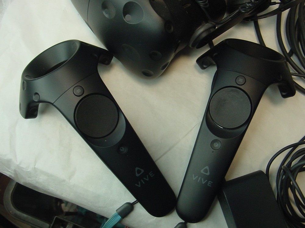 HTC VIVE VR VIRTUAL REALITY HEADSET WITH LINKBOX & CONTROLLERS