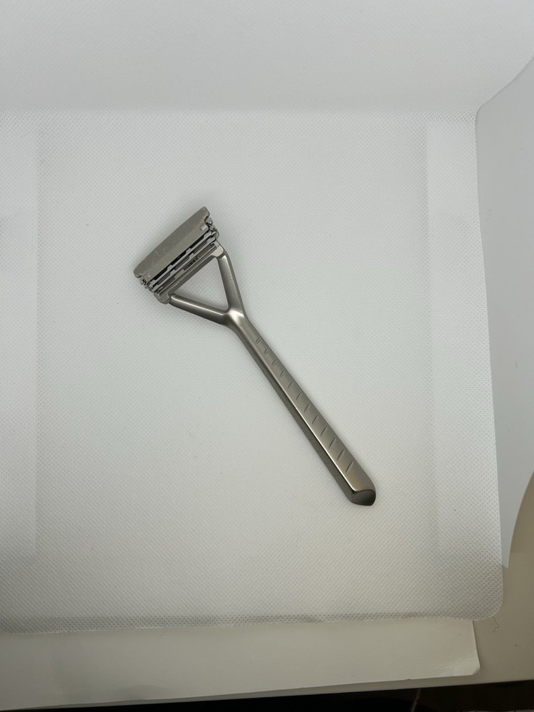 Leaf Razor Silver Triple-Blade Pivoting Head Safety SANITIZED READ DESCRIPTION