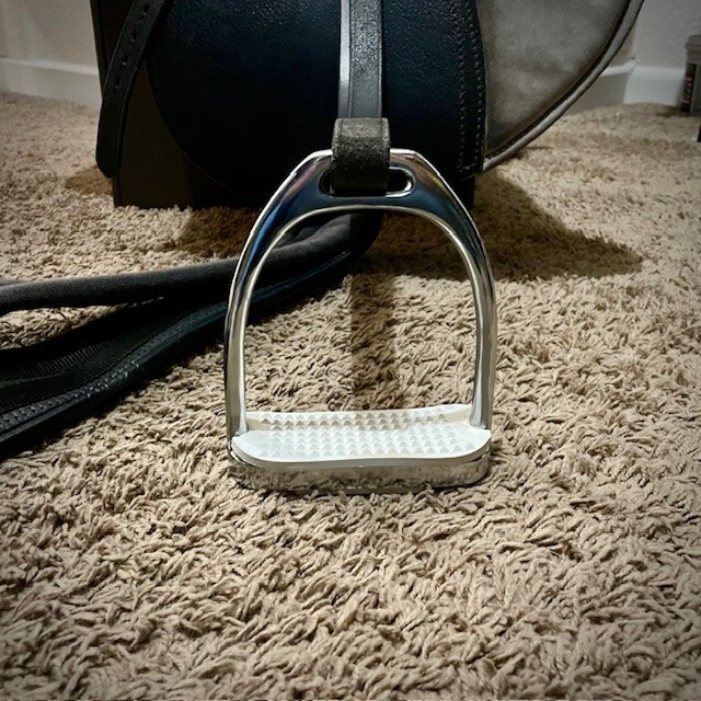 ENGLISH SADDLE WITH TACK 17.5" SEAT