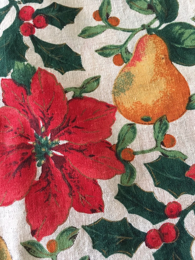 HOLIDAY PRINT RECTANGLE TABLECLOTH & 4 MATCHING NAPKINS