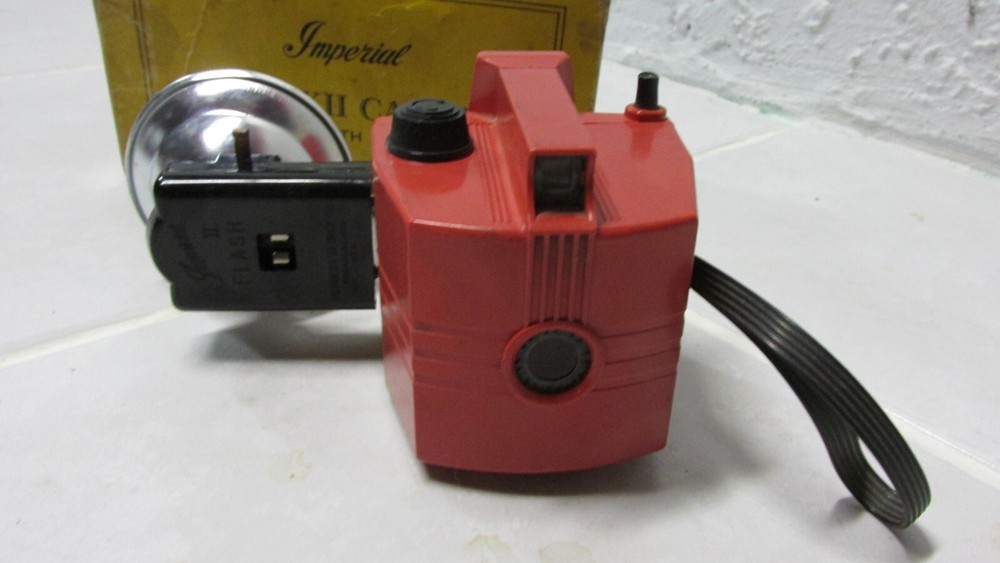 VINTAGE 1950s IMPERIAL MARK XII CAMERA w/ FLASH & BULB