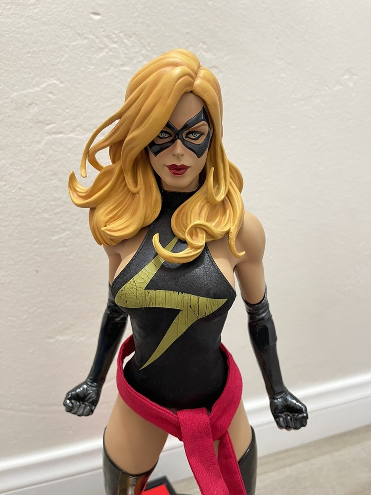 Sideshow Collectibles Exclusive Ms Marvel Premium Format Statue Marvel (READ)