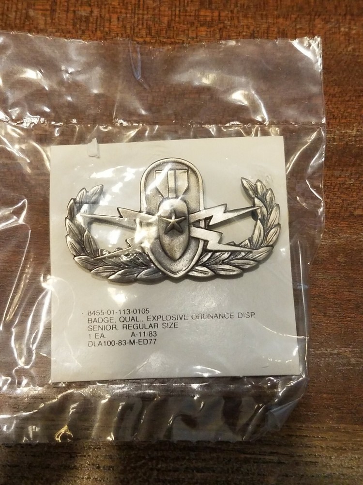 EXPLOSIVE ORDINANCE QUALIFICATION BADGE "1983 ISSUE" ORIGINAL & SEALED!