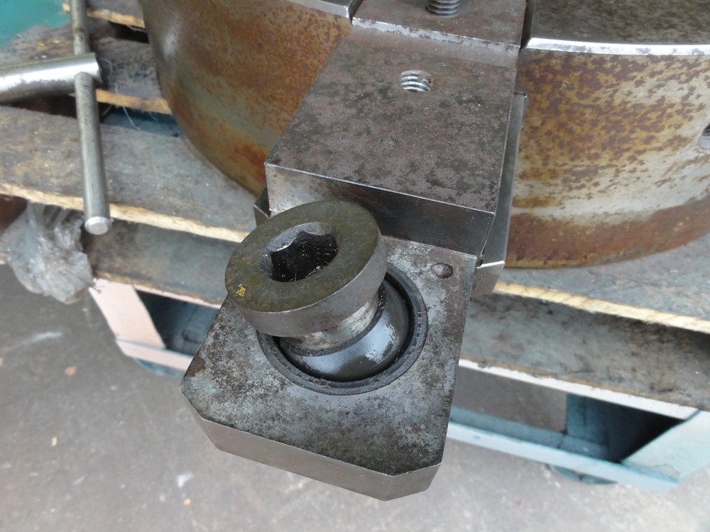 Cushman 24 inch Scroll Chuck