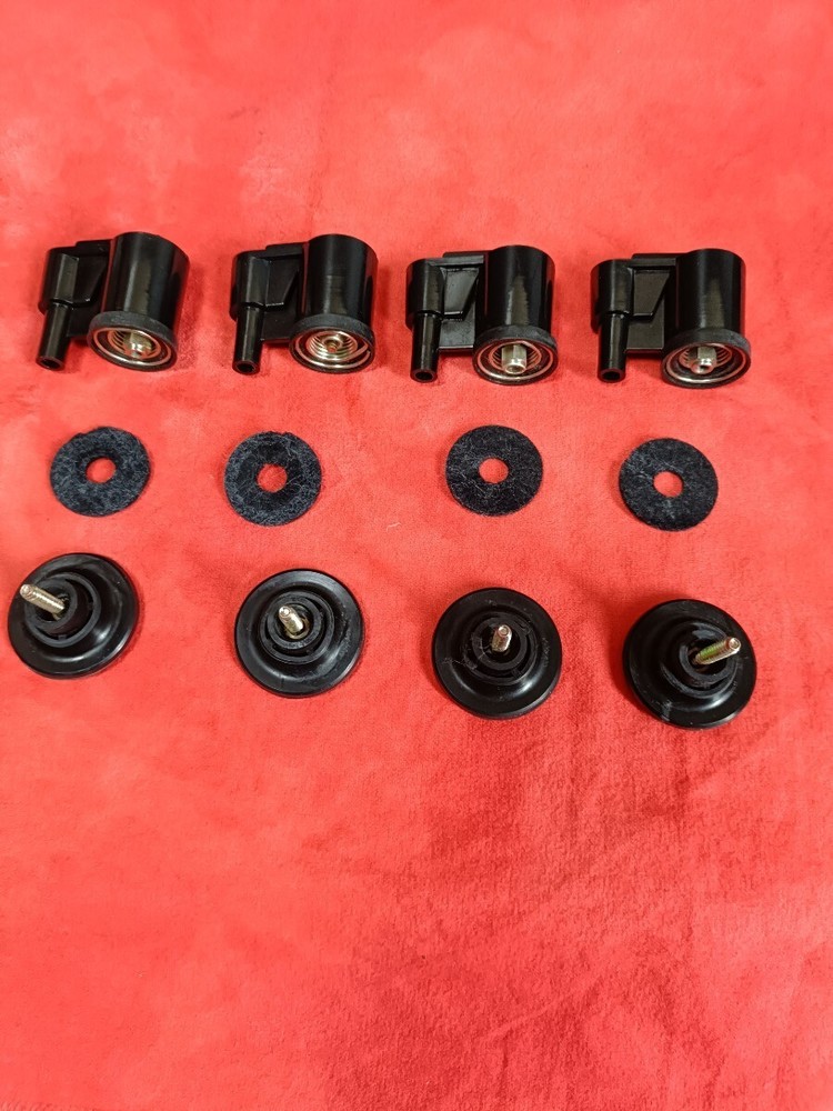Insulators included with the Technics SL-1700 turntable