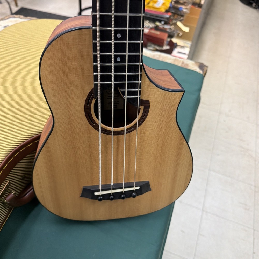 Stevens ukulele bass. UB-082 With Case