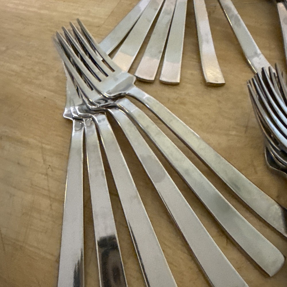 58 PC. GOURMET SETTINGS CAMI PATTERN GLOSSY STAINLESS FLATWARE SET.
