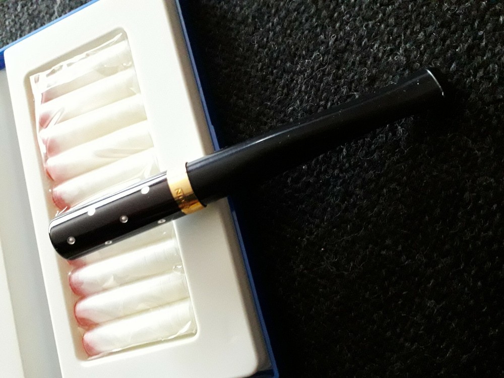 RONSON CIGARETTE HOLDER BLACK WITH STUDS