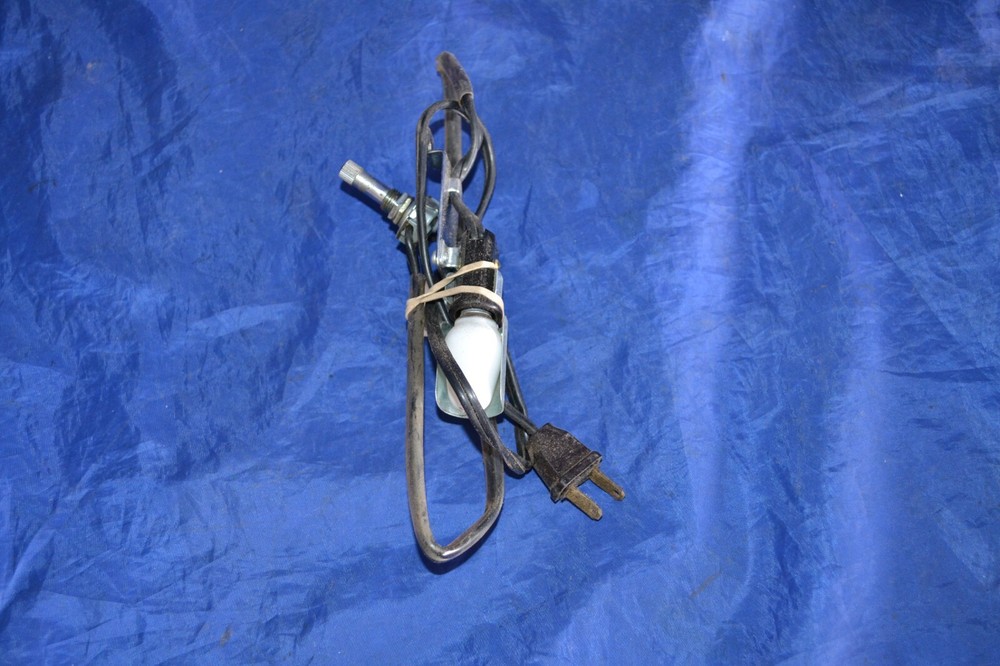 LIGHT ASSEMBLY WITH MOUNT & ON/OFF SWITCH CLASSIC STANDARD SEWING MACHINE USED