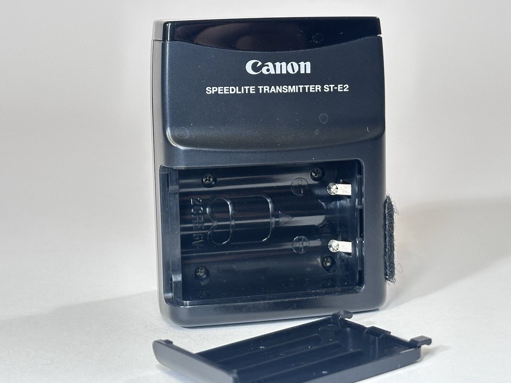 Canon Speedlite Transmitter ST-E2 Infrared Flash Controller w/ Case