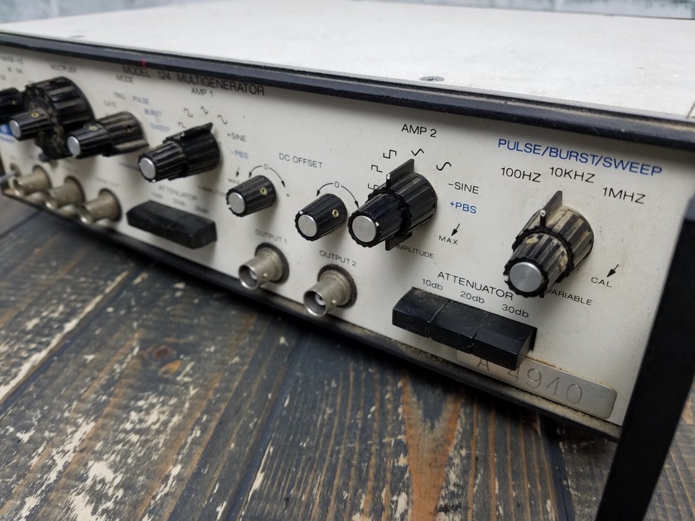 EXACT Electronics MODEL 124 MULTIGENERATOR **TURNS ON / UNTESTED**