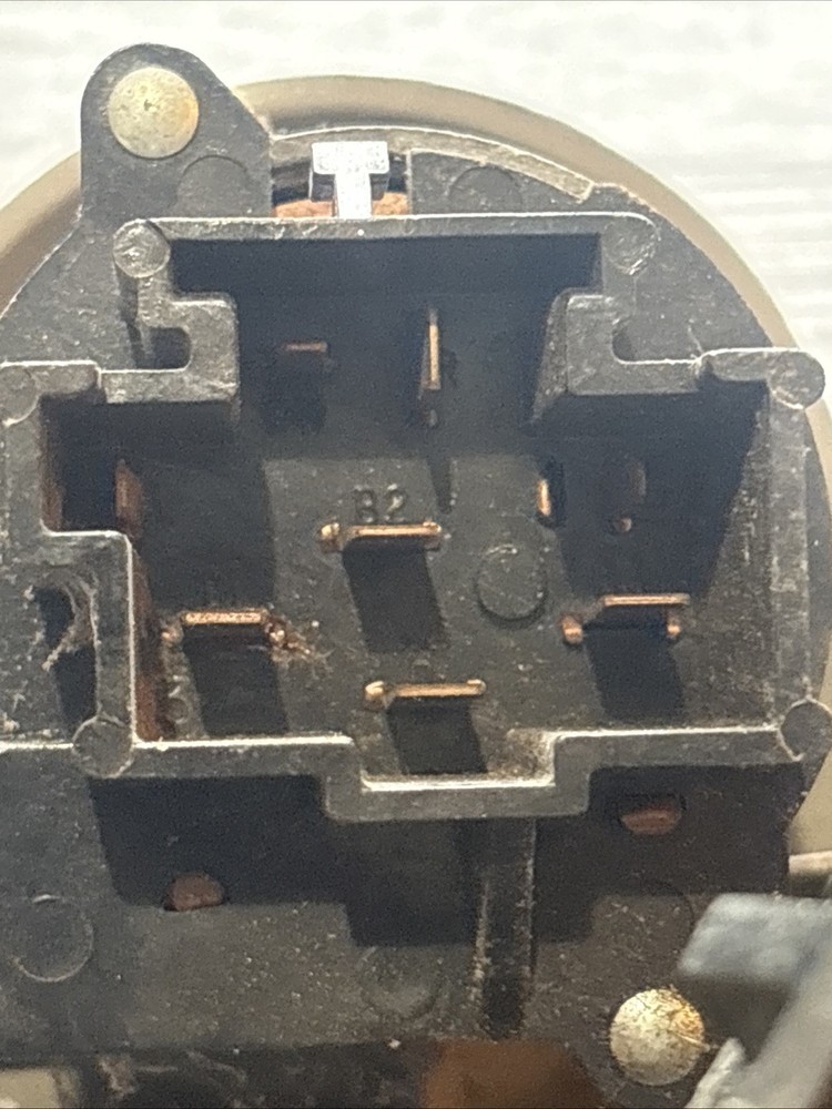 Ford L8513 IGNITION Dash Panel - Used | 80044B79 Broken