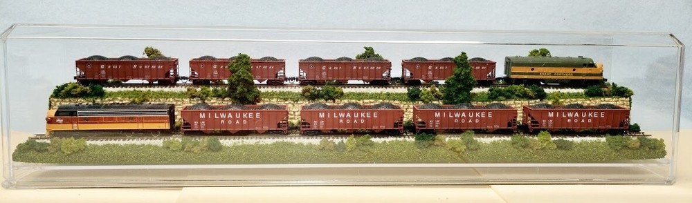 Z SCALE 16" 2-LEVEL TRACK -SUMMER SCENE-DISPLAY CASE -FOR ANY Z TRAIN