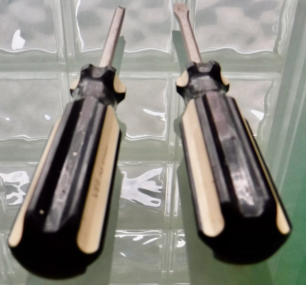 2 Stanley 7.5” Screwdrivers Flathead & Phillips Black & Cream Plastic Handle