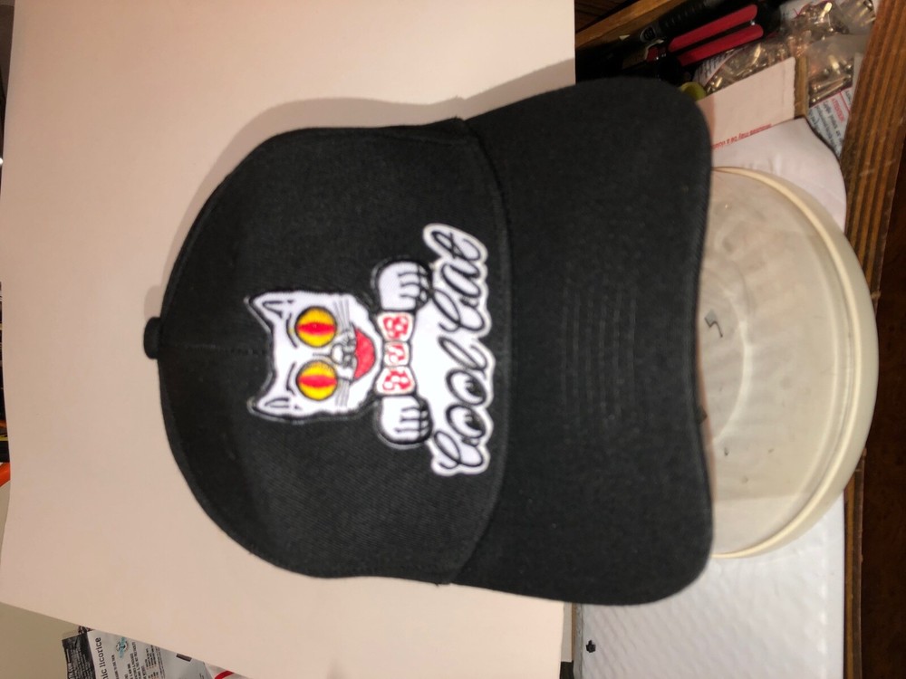 VINTAGE COOL CAT PLATE TOPPER EMBROIDERED PATCH ON BLACK HAT SUPER COOL ICONIC