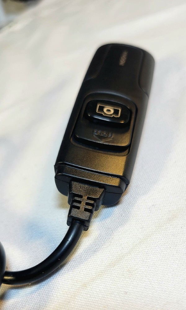 INSIGNIA 3 Ft Wired Universal Shutter Remote (Model NS-USR1) 17D25A