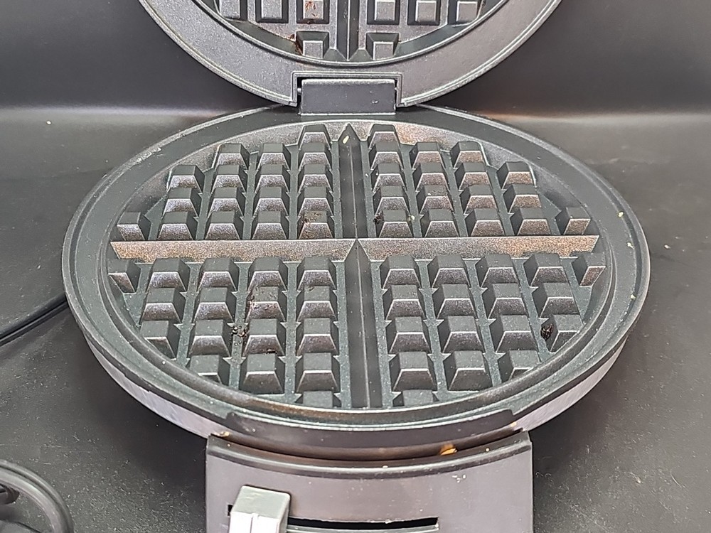 Cuisinart Round Classic Waffle Maker Nonstick Indicator Light Stainless Steel