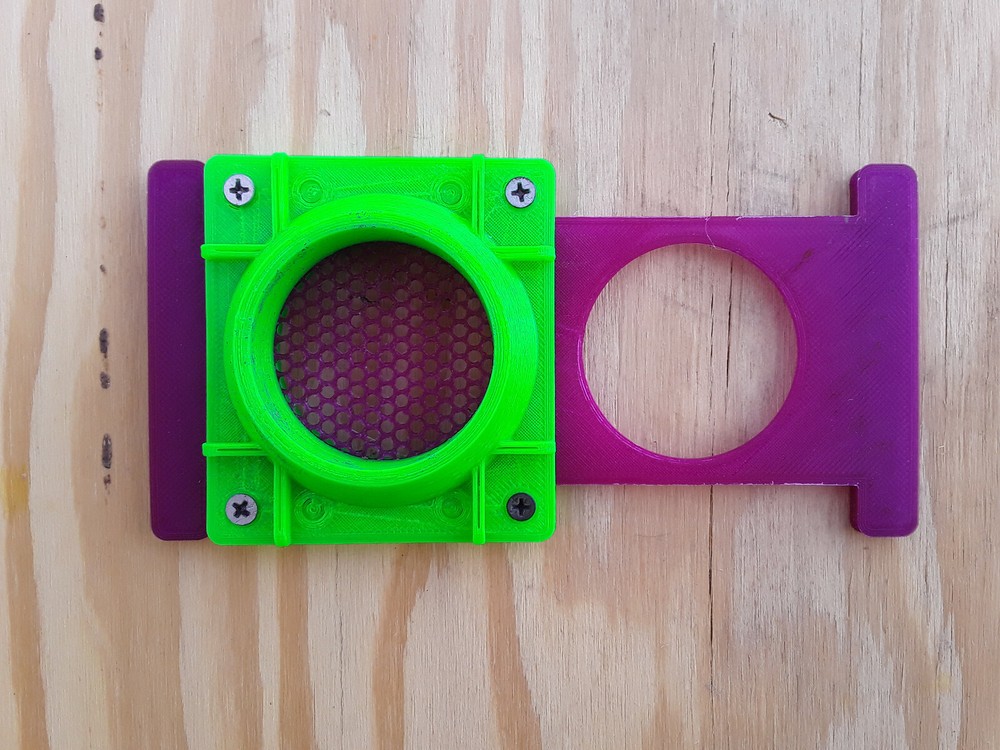 Bee Vacuum Gate for Beekeeping with Nail Lock