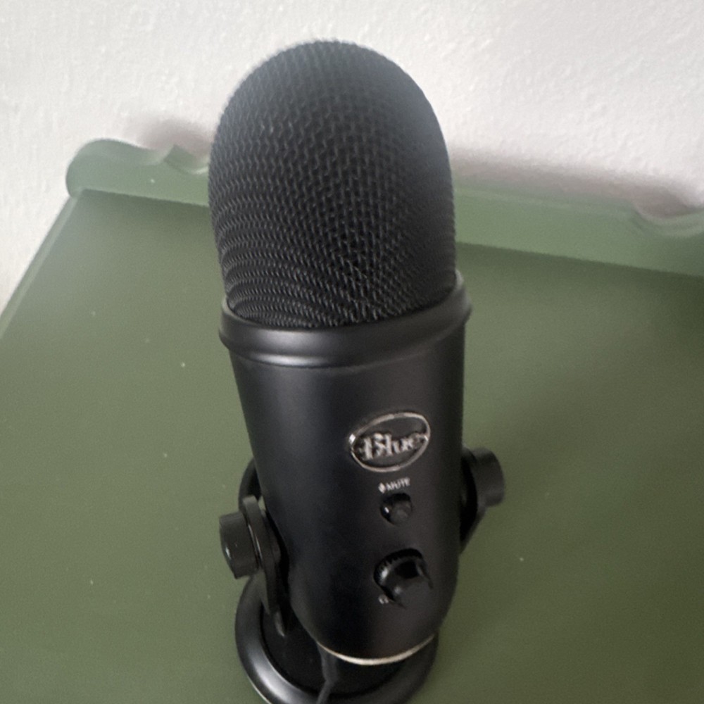 Blue Yeti USB Microphone Black Mute Volume Gain Multiple Polar Patterns