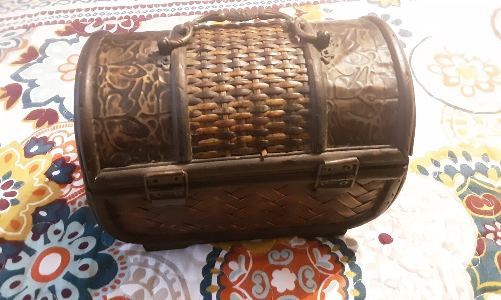 VINTAGE SMALL WOODEN CHEST