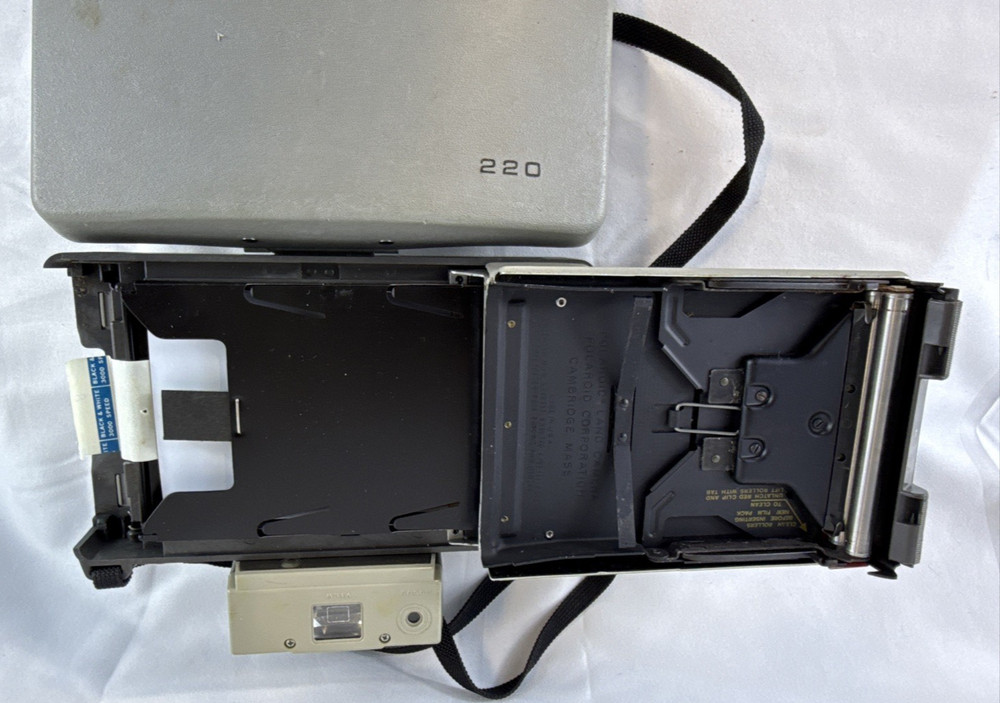 Vintage Polaroid Automatic 220 Land Camera with Case Manual Flash Untested