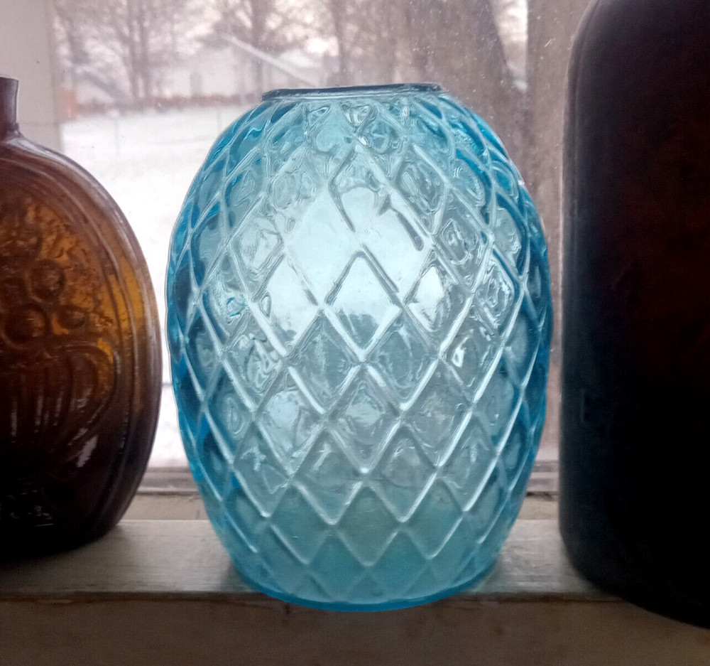 PRETTY CORNFLOWER BLUE DIAMOND QUILTED SNUFF BOTTLE HAND BLOWN PLAIN OVAL PANEL