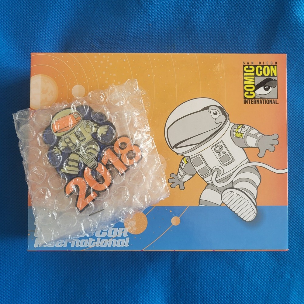 NEW! SDCC 2018 ASTRONAUT SPACEMAN PIN & BADGE BOX