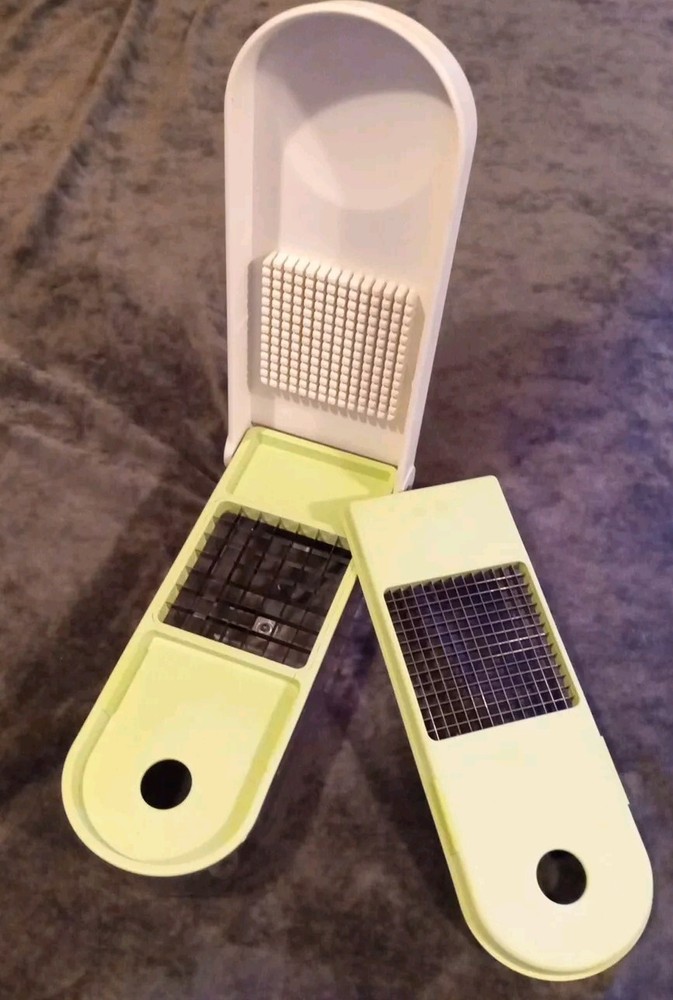 Progressive 2 cup onion vegetable / fruit chopper with 2 different size blades