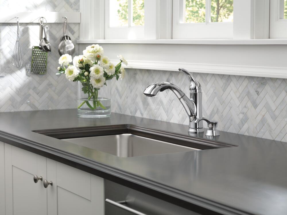 Delta Kessler Single Handle Pull-Out Kitchen Faucet Chrome-Certified Refurbished