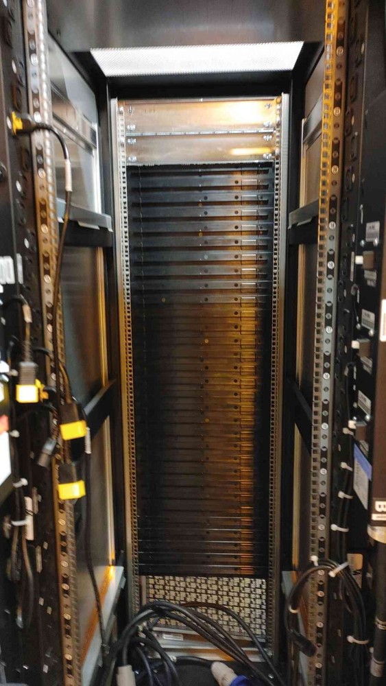 42U TeraData Fully Enclosed Rolling Server Rack Cabinet 36-33253308