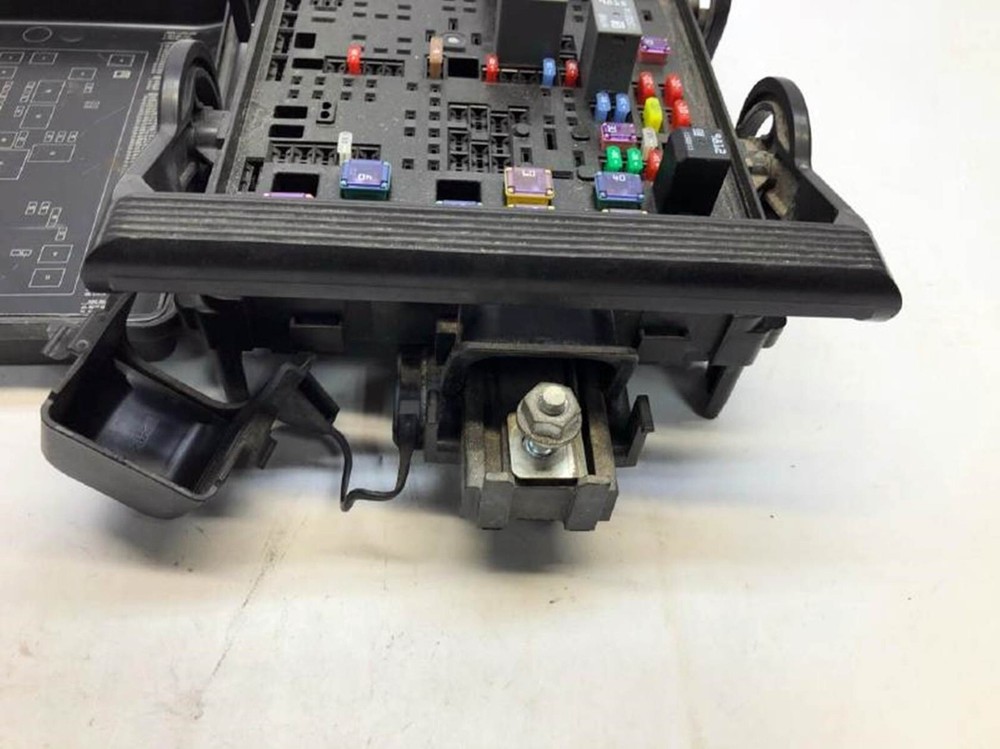 2014-2017 Chevy Silverado 1500 2500 Pickup Engine Fuse Box Relay Module