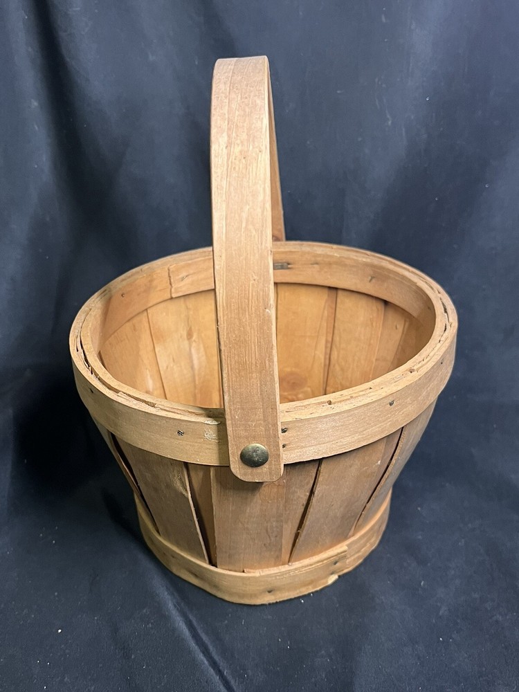 VINTAGE WICKER BASKET WITH HANDLE 7”