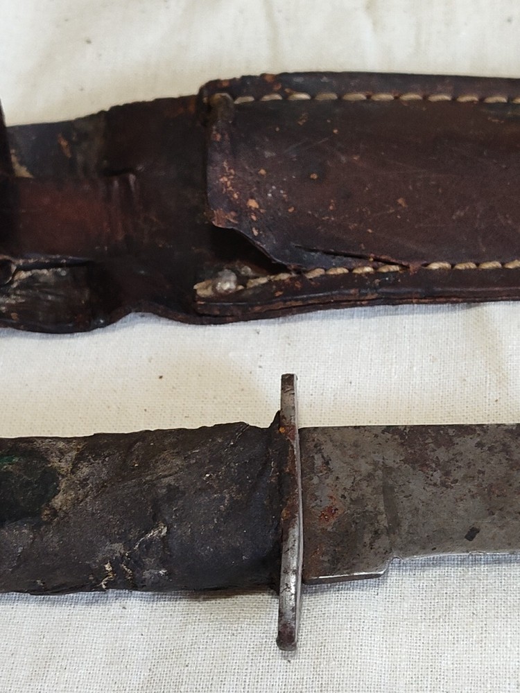 Very Rustic Antique Hunting Knife With Sheeth B19