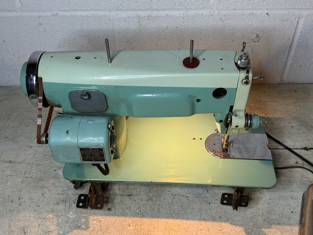 Vintage White Zig Zag Stitcher Sewing Machine Model 1315 Turquoise Works