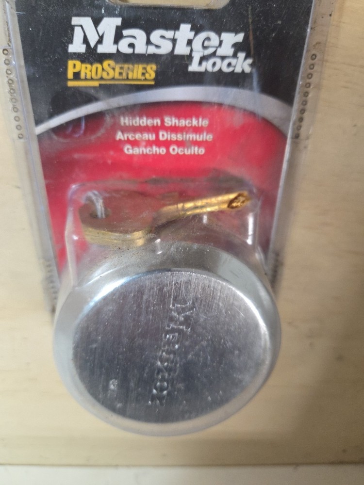 Master Lock, Pro Grade, 6271D, Hidden Shackle, 2 Keys, Padlock