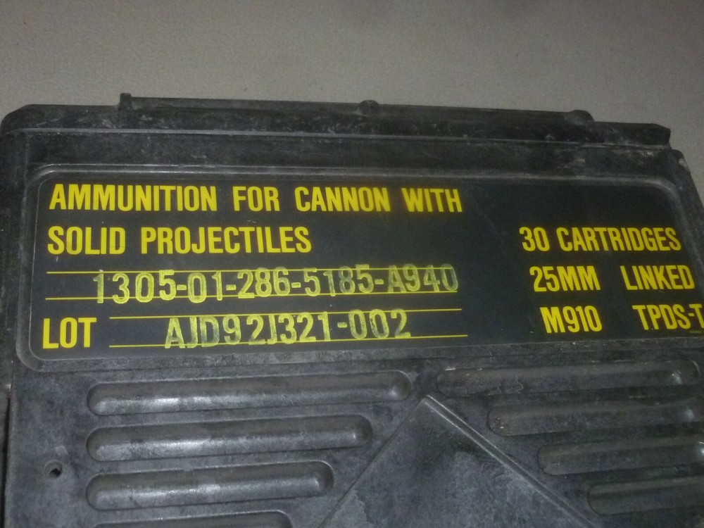 EMPTY MILITARY AMMO SHELL M910 STORAGE CASE 25MM HARDCASE 30 CARTRIDGES LINKED