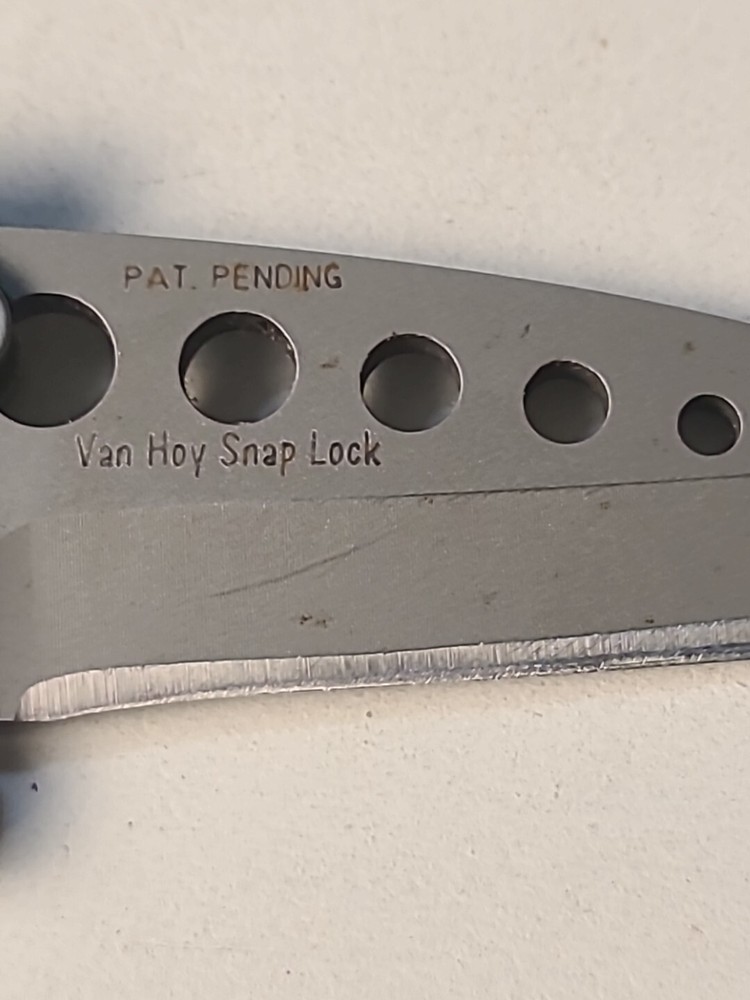 Von Hoy crkt knife Opens from side outward both ways