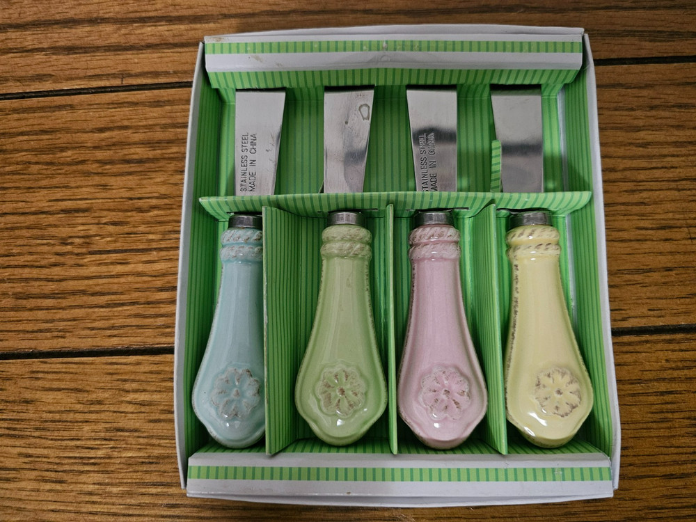 4 PIECE PASTEL SPREADER SET