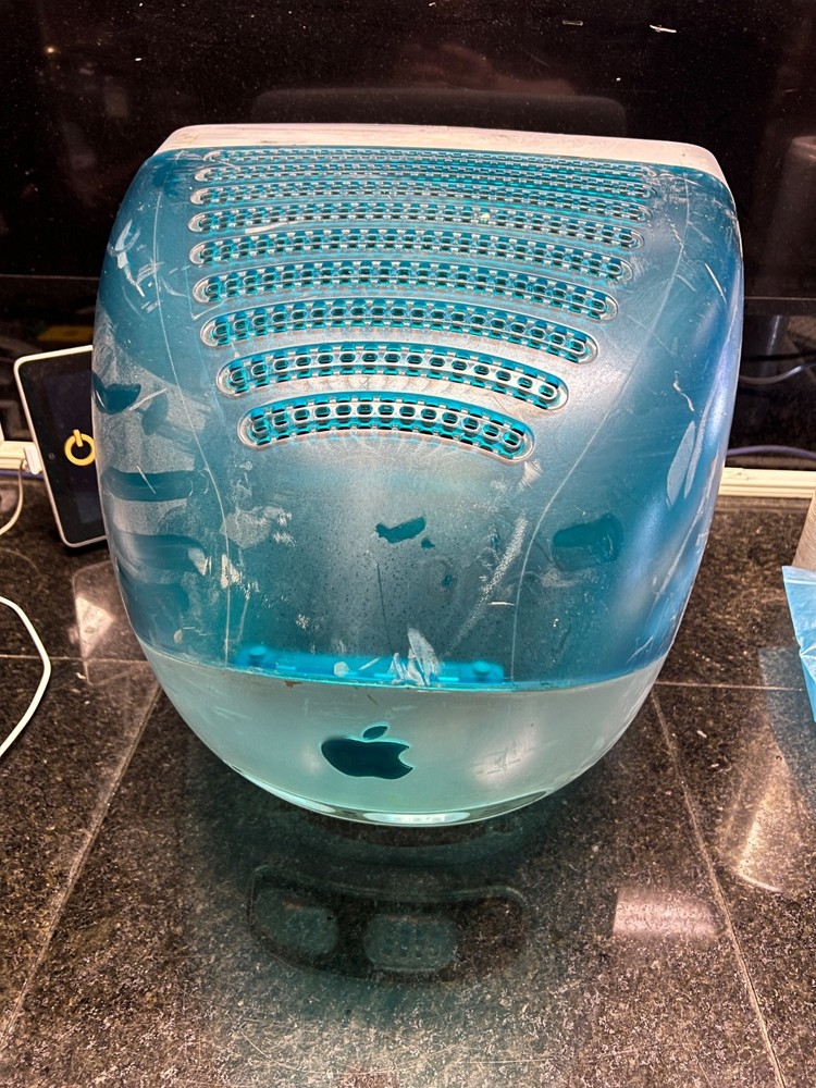 Apple M6496 Studio Display 17”-case or cathouse