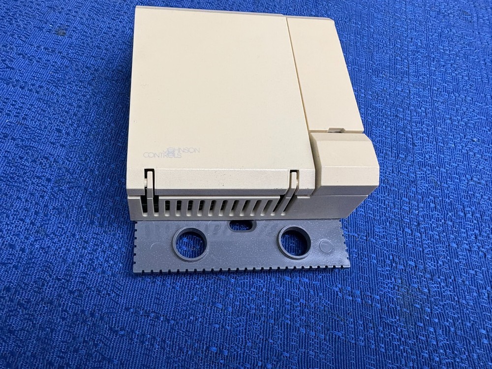 Johnson Controls 24-7705-2R2 / TE-6700 Series Wall-Mount Temperature Controller