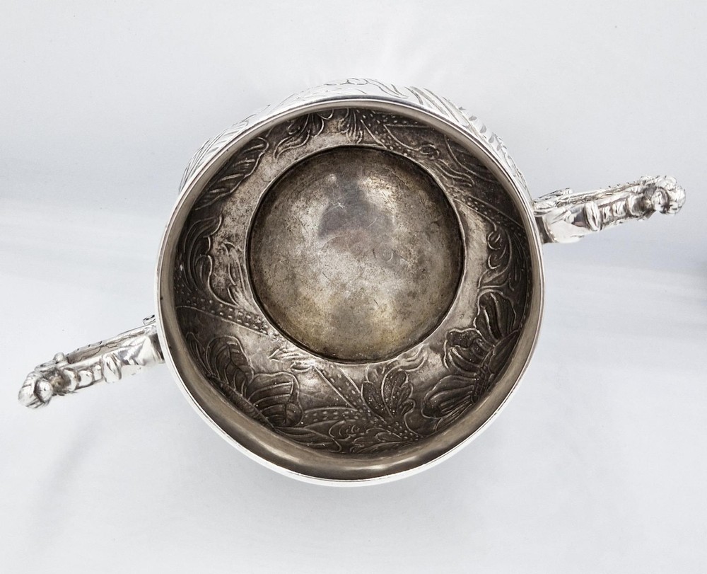 ANTIQUE SOLID SILVER MAIDEN HANDLED PORRINGER - POSSIBLY 17TH / 18TH CENTURY