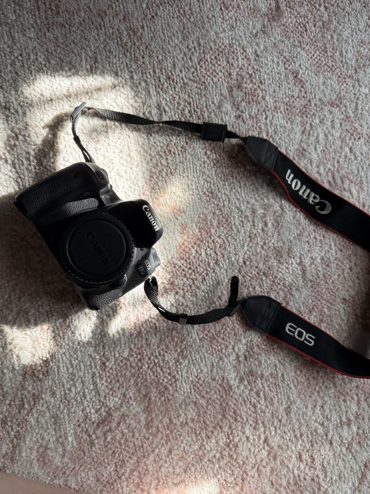 Canon EOS 77D Camera Accessory Bundle with EFS 18-55mm Lens, Strap, Charger