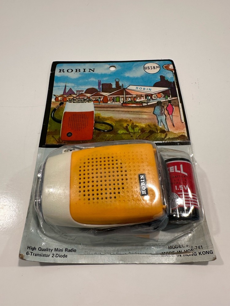 VINTAGE *NEW* ROBIN AIE-741 Yellow Solid State Micro Transistor Radio