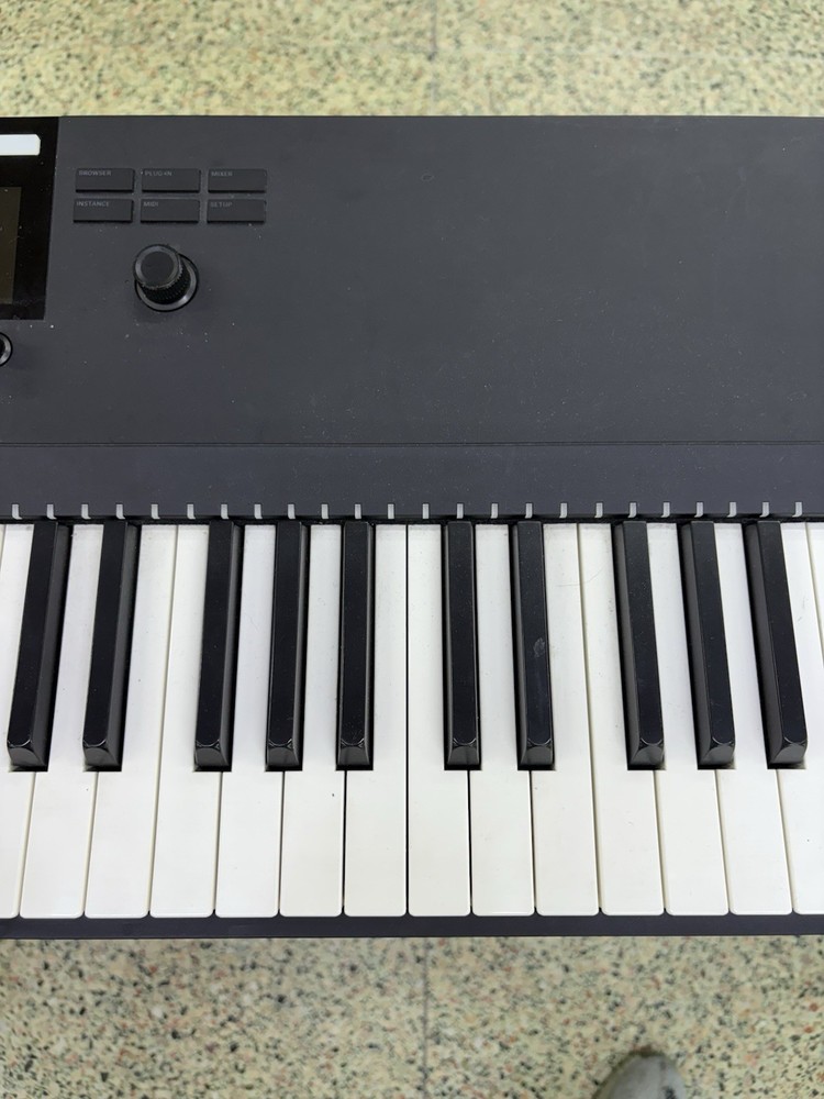 Native Instruments Komplete Kontrol S88 MK2 Keyboard