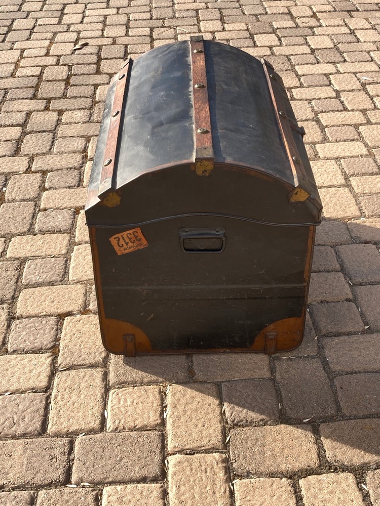 vintage hump back metal Trunk