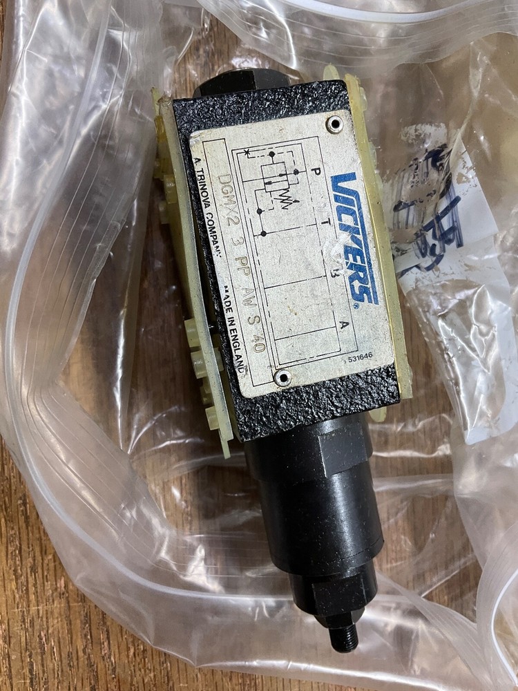Vickers DGMX2-3-PP-AW-S-40 Hydraulic Pressure Reducing Sandwich Valve 4 Port