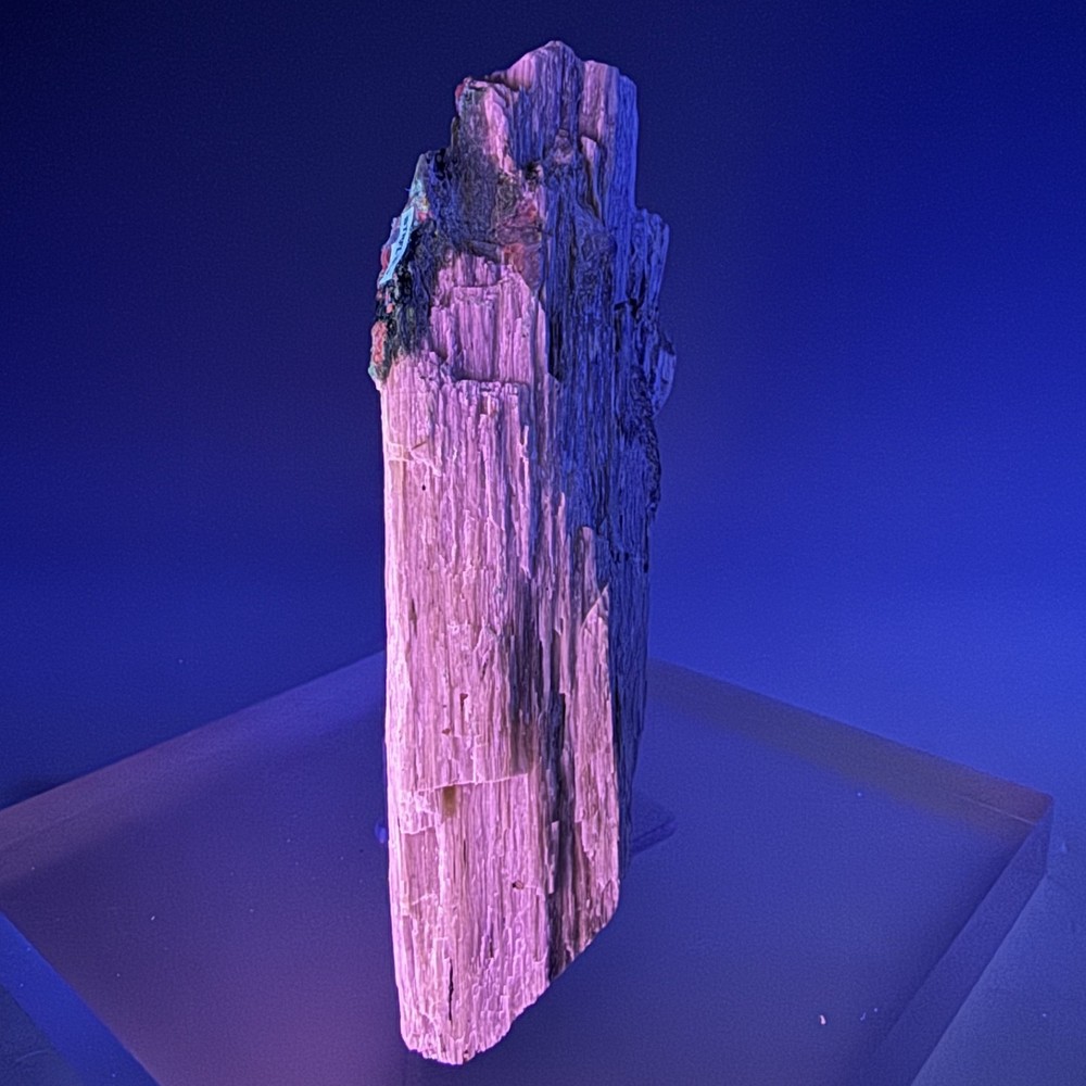 Fine Large Solid Pink Fluorescent Agrellite: Kipawa Complex, Quebec, Canada