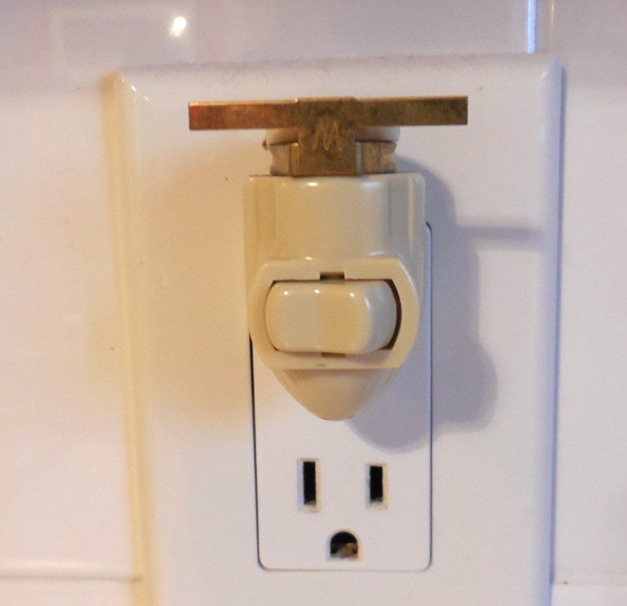 Set of 4 Eagle 4W 125V Beige Night Light Base Socket Plug In Clip On/Off Switch